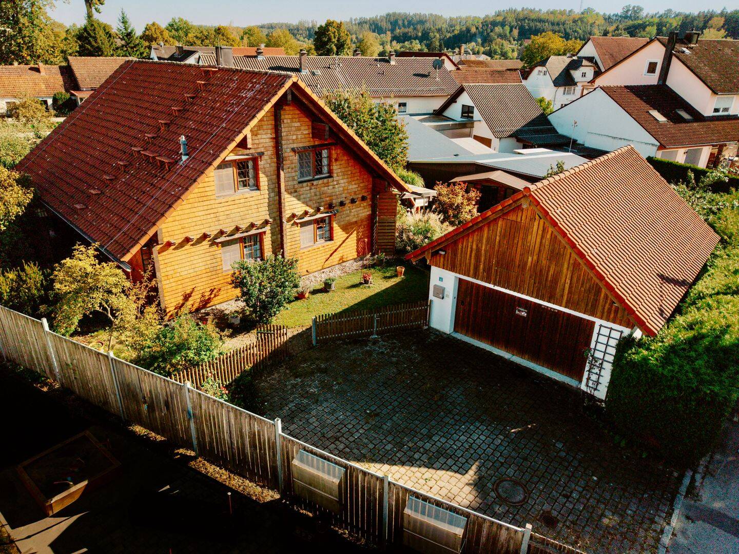 Wohnen mit Charakter – gepflegtes Blockhaus mit großem Garten und Doppelgarage in Mauern, 85419 Mauern