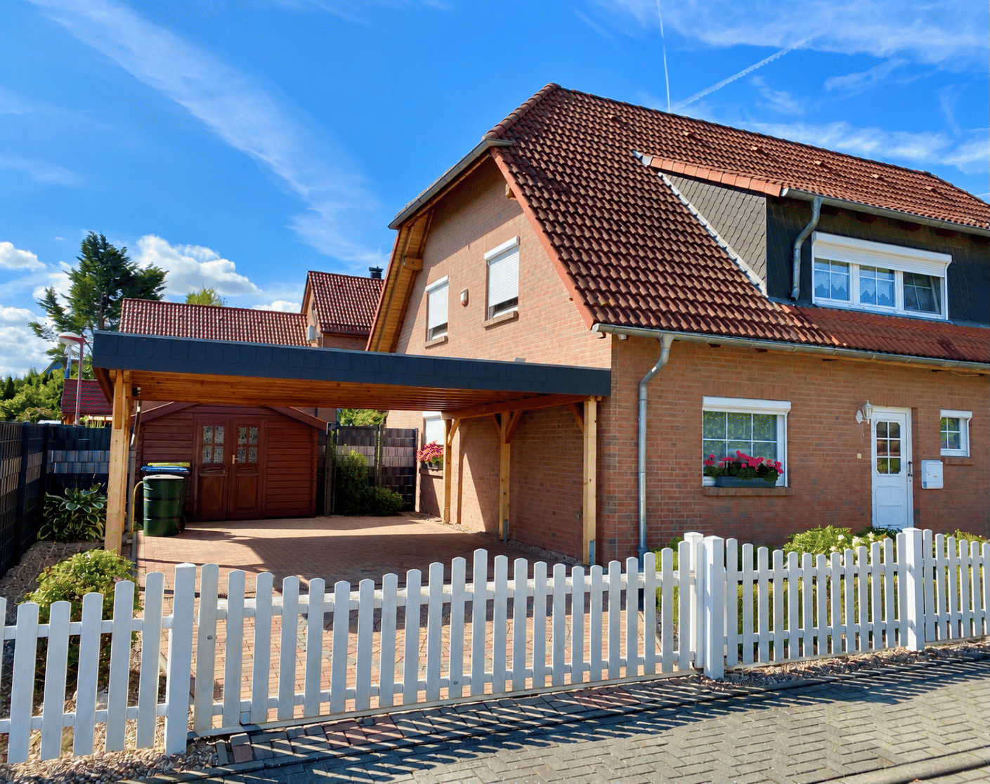 Ankommen & Wohlfühlen – attraktive DHH mit schön angelegtem Garten und Doppelcarport in Staßfurt, 39418 Staßfurt