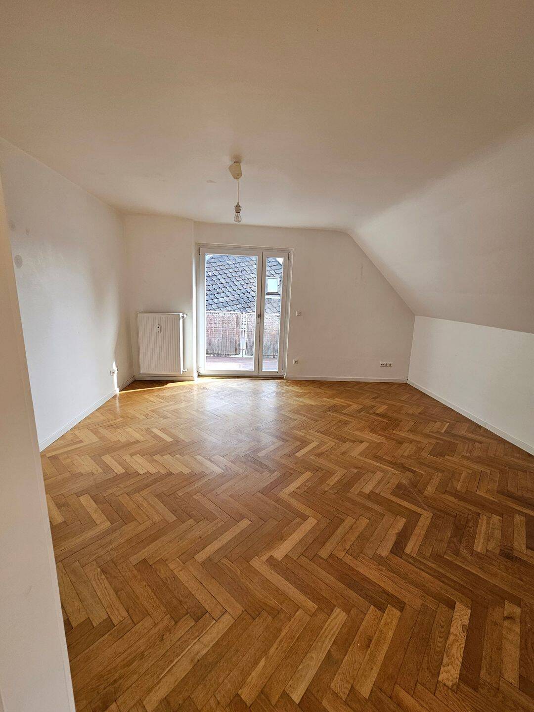 ESCHERSHEIM-BESTLAGE, schöne 3-4-ZW, neues Designbad, Parkettboden, Balkon, kompl. neu renoviert, Bezug kurzfristig frei, 60433 Frankfurt am Main (Bonames Dornbusch Eschersheim Frankfurter Berg Preungesheim)