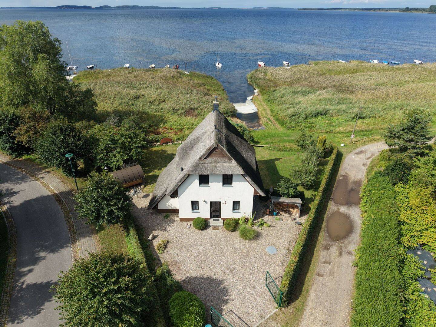 Reetgedecktes Unikat direkt am Bodden – charmantes Wassergrundstück mit Sauna und traumhaftem Wasserblick, 18551 Glowe