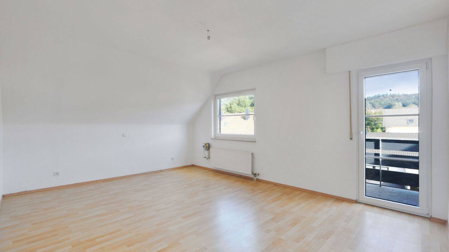 Modernisierte 2-Zimmer-Dachgeschosswohnung mit Balkon und Stellplatz in Siegburg-Kaldauen, 53721 Siegburg