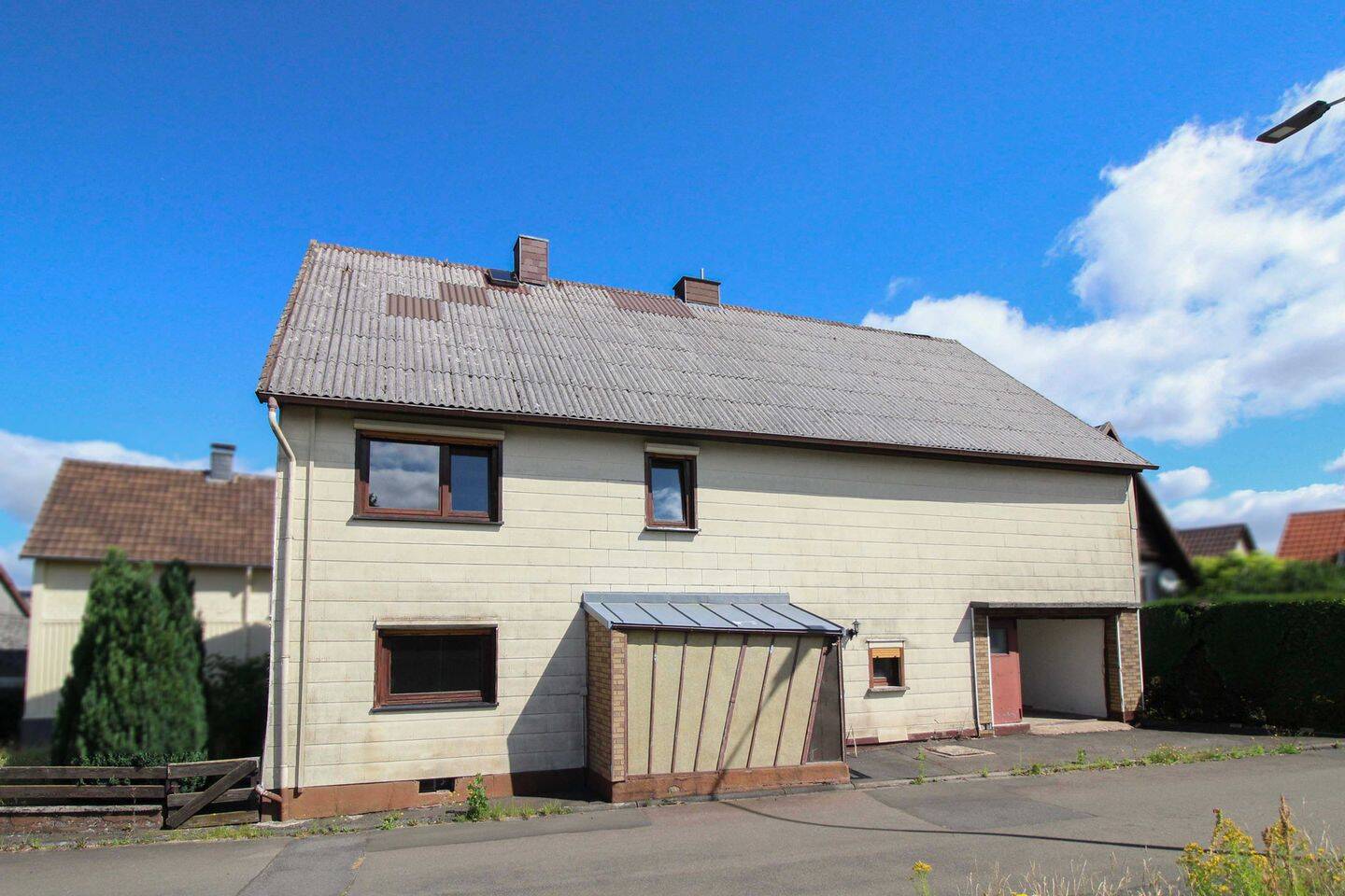 Einfamilienhaus mit Garten, Garage und Ausbaupotenzial in naturnaher Lage von Ulrichstein, 35327 Ulrichstein
