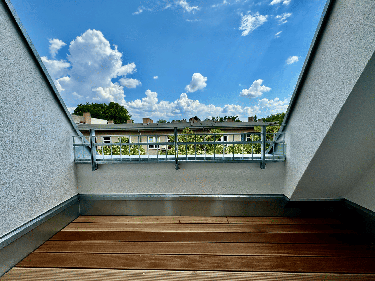 DACHGESCHOSSWOHNUNG MIT TERRASSE & EINBAUKÜCHE – SOFORT FREI!, 12439 Berlin (Treptow-Köpenick Kleingartenanlage Waldland Niederschöneweide)