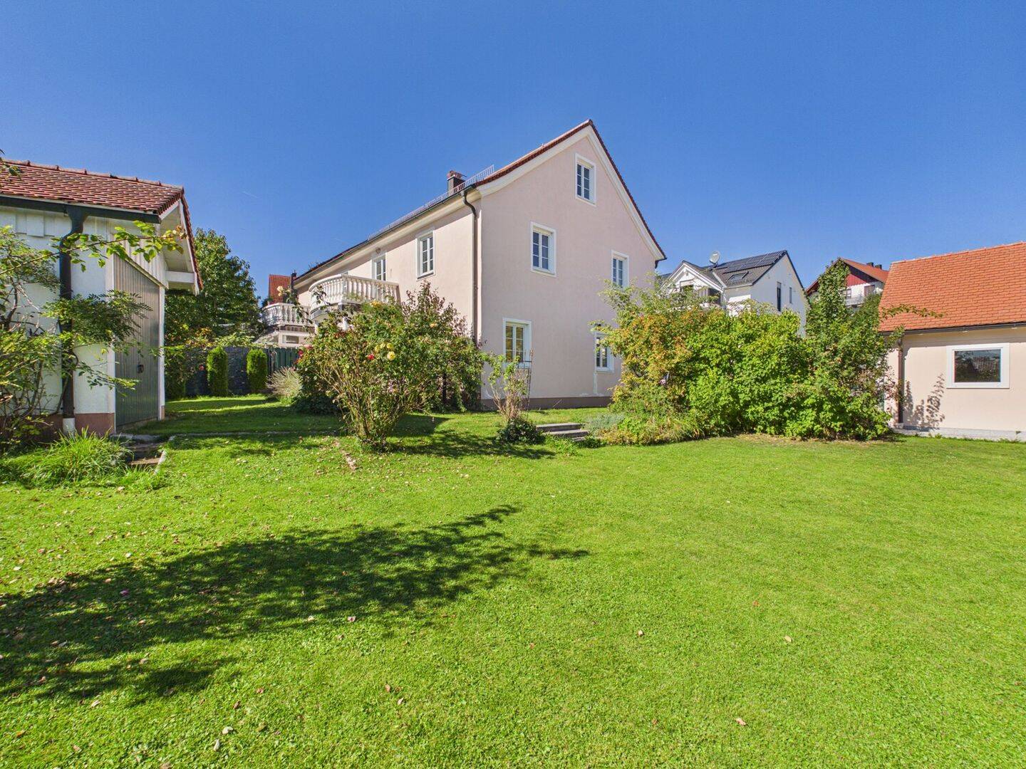 Gepflegte Doppelhaushälfte mit zusätzlichem Baugrundstück, viel Platz & mehreren Garagen, 84174 Eching