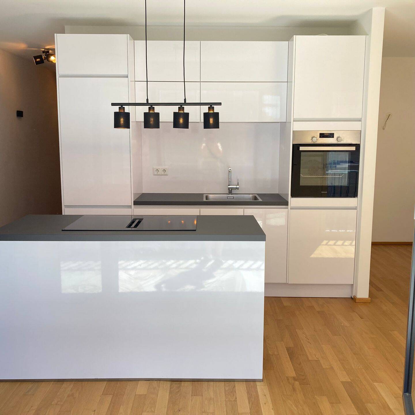 Neuwertige, gehobene 1,5 Zimmer-Whg. mit Balkon (Südseite), inkl. Stellplatz und Kellerabteil, 80992 München (Moosach Neuhausen-Nymphenburg Pasing-Obermenzing)
