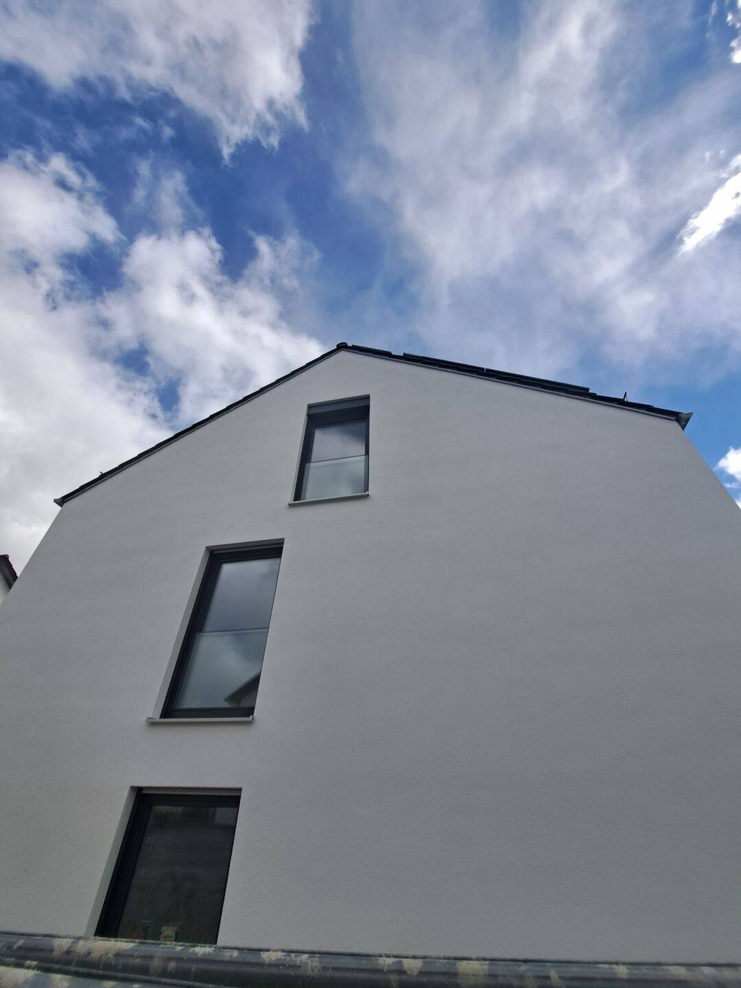 Neuwertiges Reihenendhaus in Schwandorf – 4 Zimmer, 3 Bäder, Wärmepumpe & Carport, 92421 Schwandorf