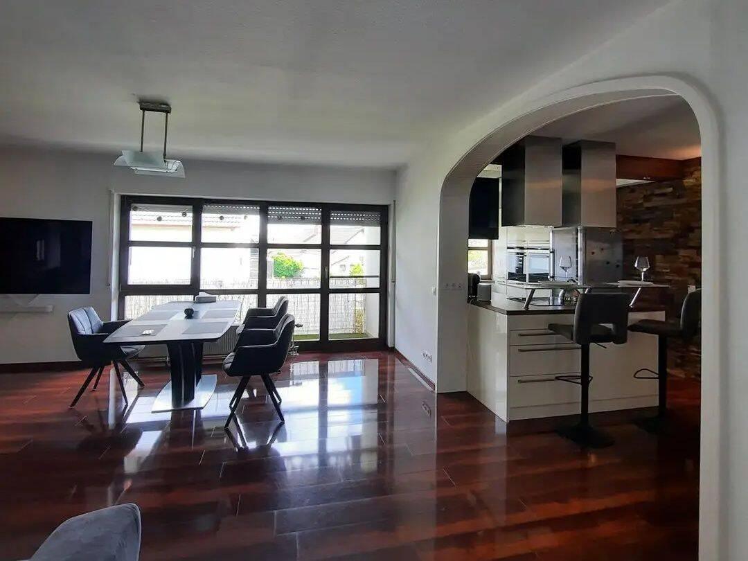 Großzügige Wohnung, Einbauküche, Balkon, 2 Parkplätze, 67354 Römerberg