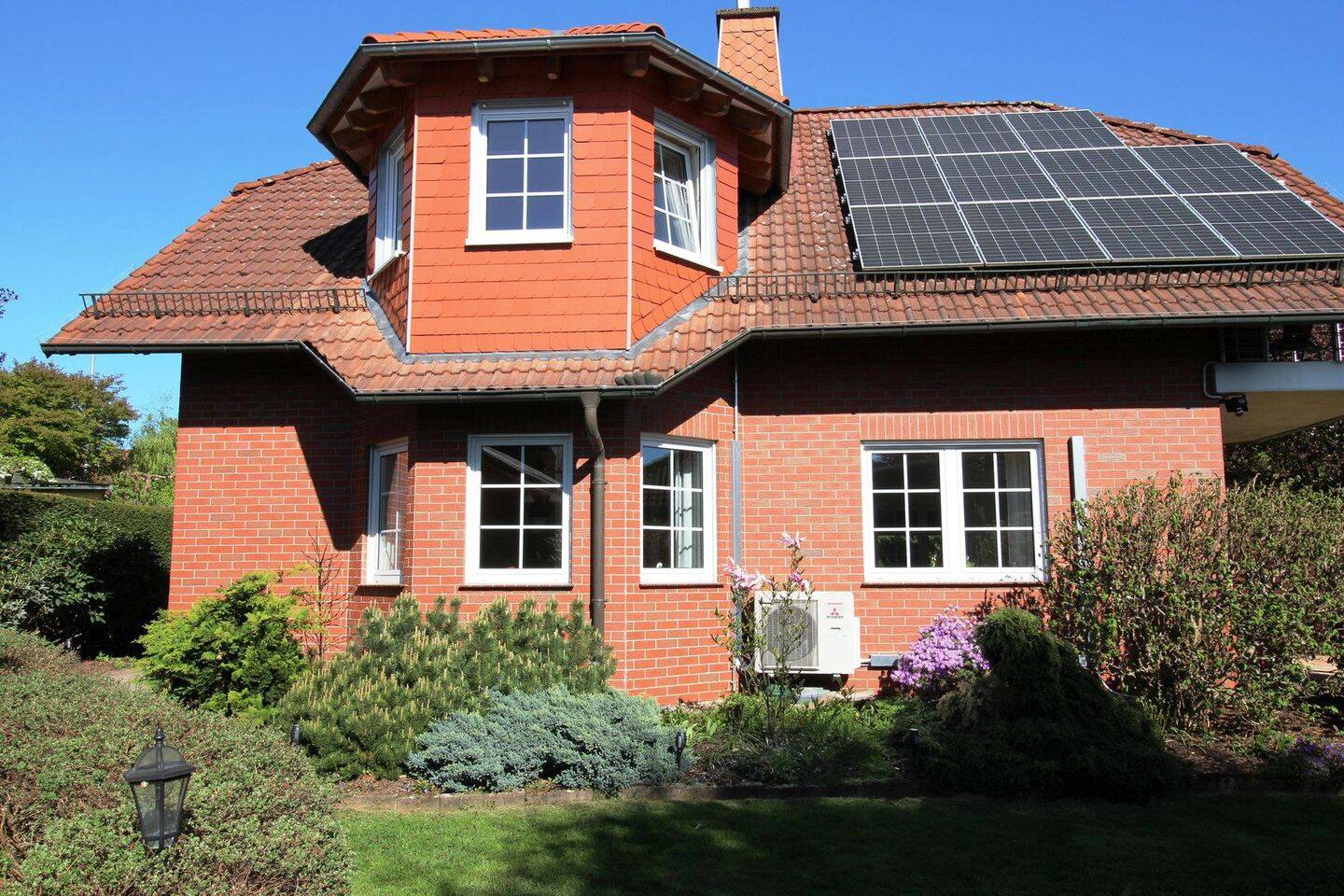 Attraktives Einfamilienhaus mit Wärmepumpen, PV-Anlage mit Speicher und traumhaften Garten, 34376 Immenhausen