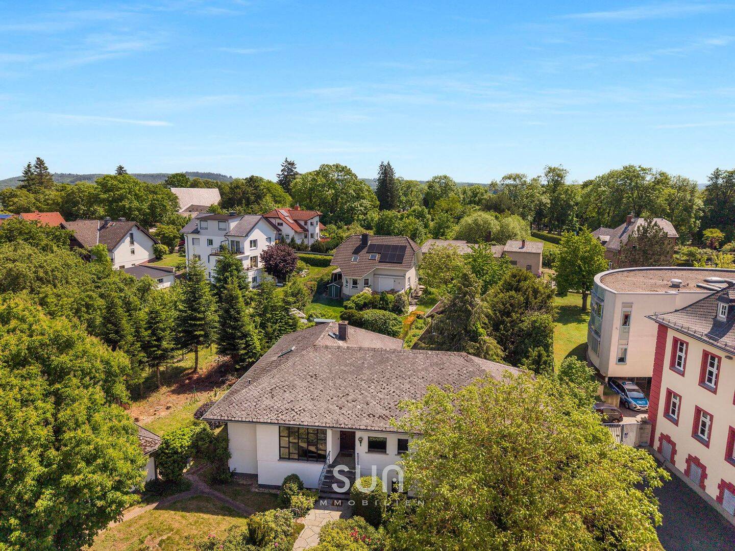 EINFAMILIENHAUS MIT SANIERUNGSPOTENZIAL – Großes Grundstück & Doppelgarage in Usingen, 61250 Usingen