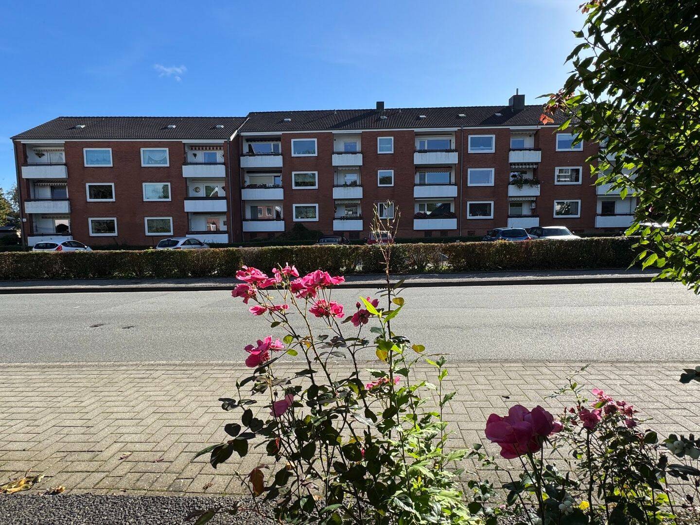 Schleswig: Sonniger Rückzugsort mit Süd-Balkon und Stellplatz in ruhiger und zentraler Lage, 24837 Schleswig