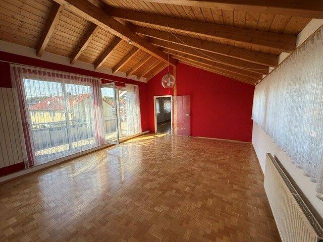 Seniorengerechte 2-Zimmer-Dachgeschosswohnung mit Carport in Steinheim, 89555 Steinheim am Albuch
