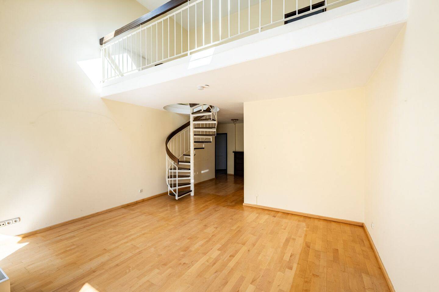 AIGNER – Besondere 3- Zimmer-Maisonette mit Galerie zwei Balkonen und viel Potential, 80637 München (Moosach Neuhausen-Nymphenburg)