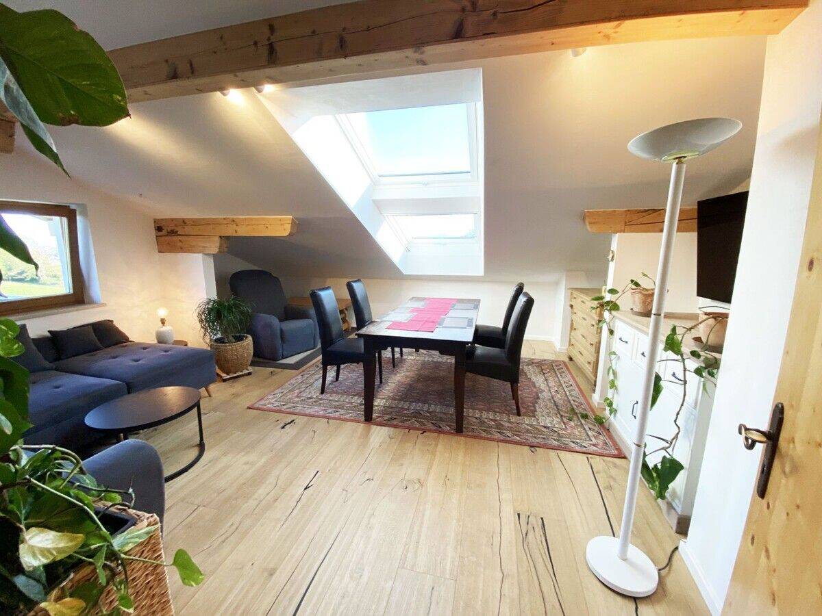 Möblierte 3-Zimmer-Dachgeschosswohnung in Eggstäät, 83125 Eggstätt