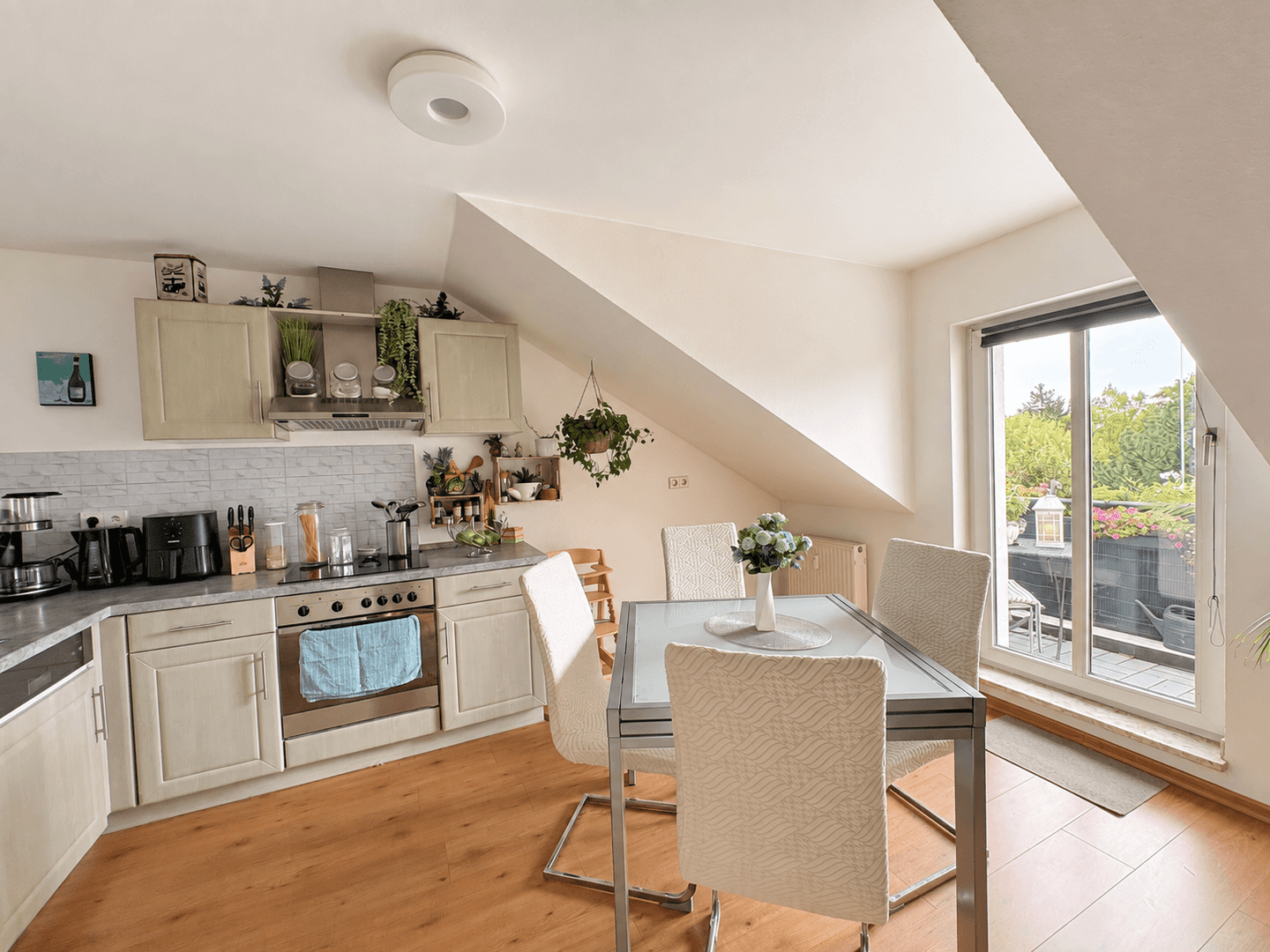 Gemütliche 2-Zi.wohnung im Dachgeschoss mit Einbauküche + Balkon!, 4288 Leipzig (Holzhausen Liebertwolkwitz)