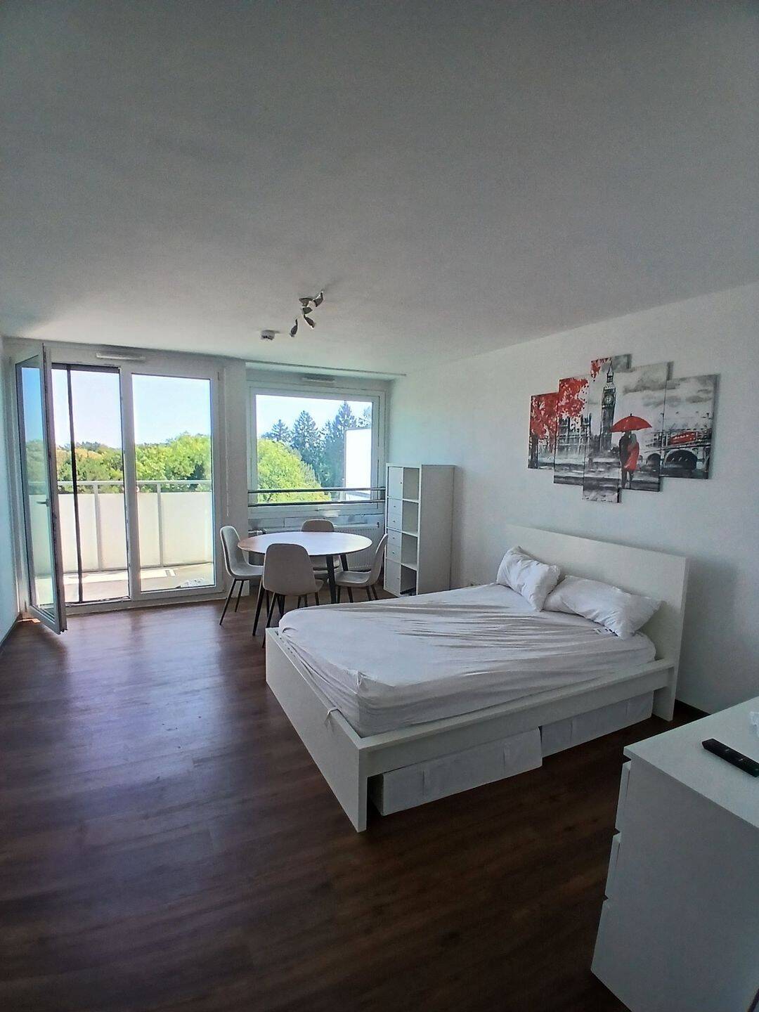 Möblierte 1-Zimmer-Wohnung mit Balkon und Schwimmbad in München-Bogenhausen, 81925 München (Bogenhausen)