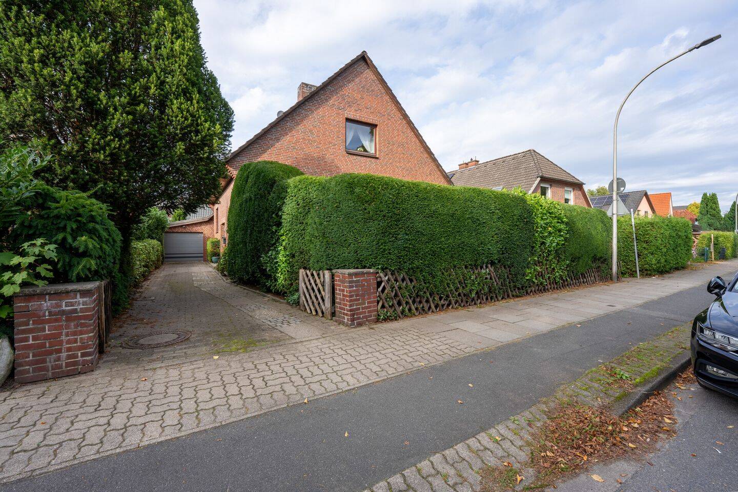 Einfamilienhaus mit Vollkeller, Nebengebäude, Garage und Südterrasse in Pinneberg-Waldenau, 25421 Pinneberg