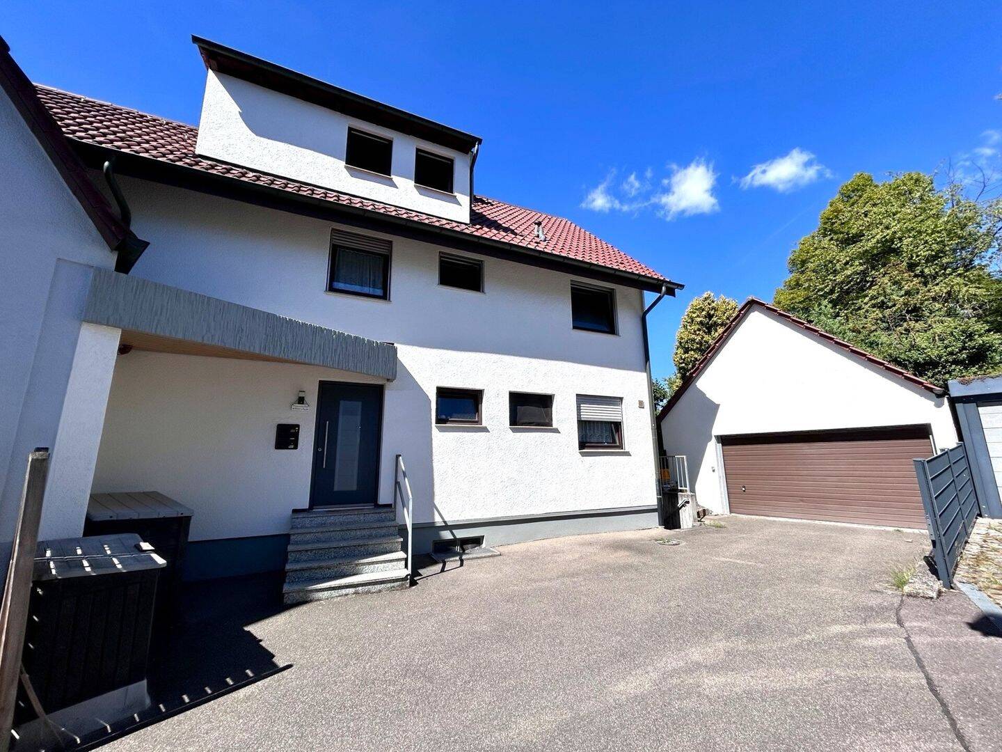 Einfamilienhaus mit Einliegerwohnung, schönem Garten und großer Garage, 73733 Esslingen am Neckar