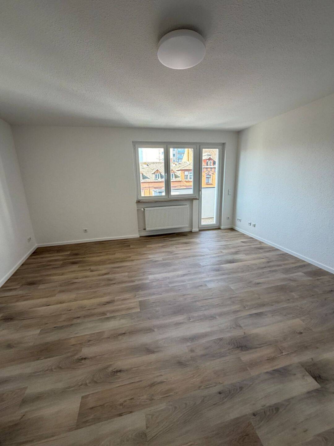 Frisch renovierte 2-Zimmerwohnung mit Balkon in der Karlstraße 57, 63065 Offenbach am Main (Offenbach am Main)