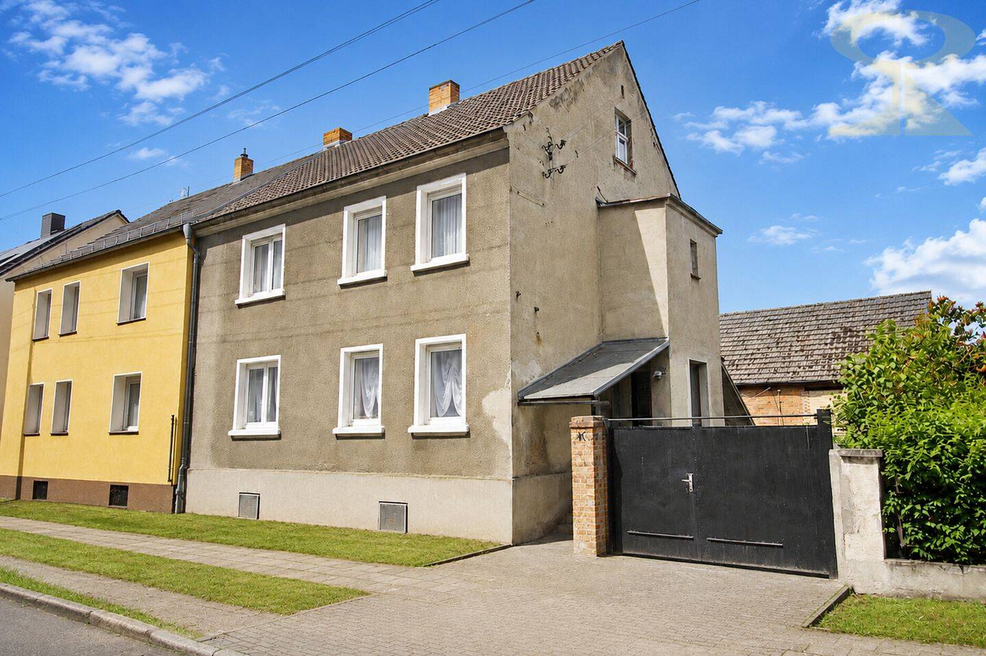 Großzügige Doppelhaushälfte in Meinsdorf | weitläufiges Grundstück, Innenhof, Nebengebäude, 6862 Dessau-Roßlau