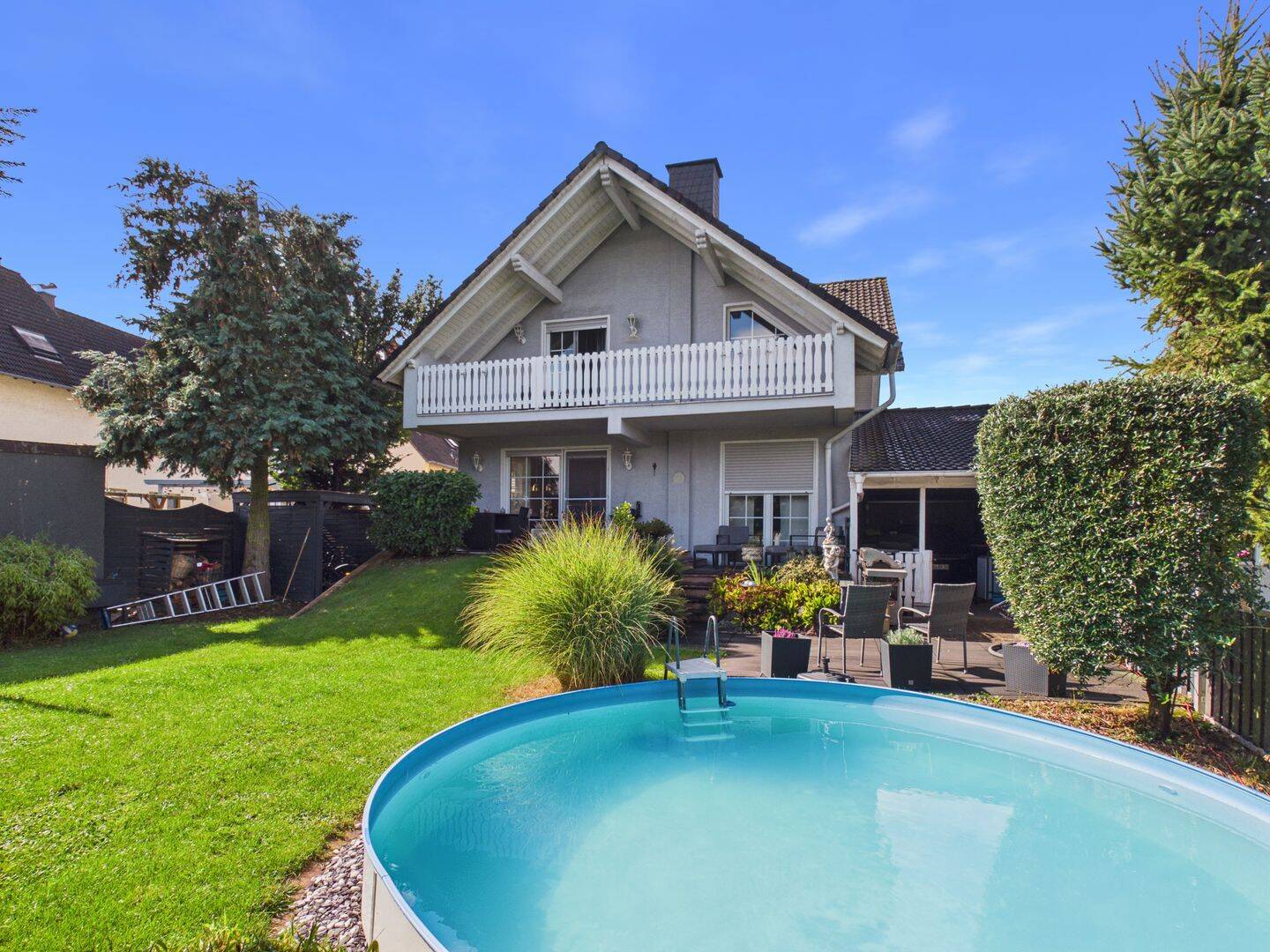 Modernes Familiendomizil mit Pool, Sauna und gepflegtem Garten in Nidderau-OT, 61130 Nidderau