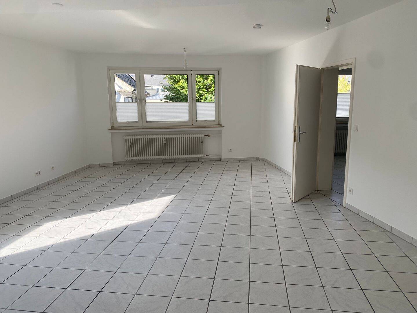 Großzügige 3 Zimmer Wohnung mit Aufzug in der Fußgängerzone von Neviges – Provisionsfrei !, 42553 Velbert