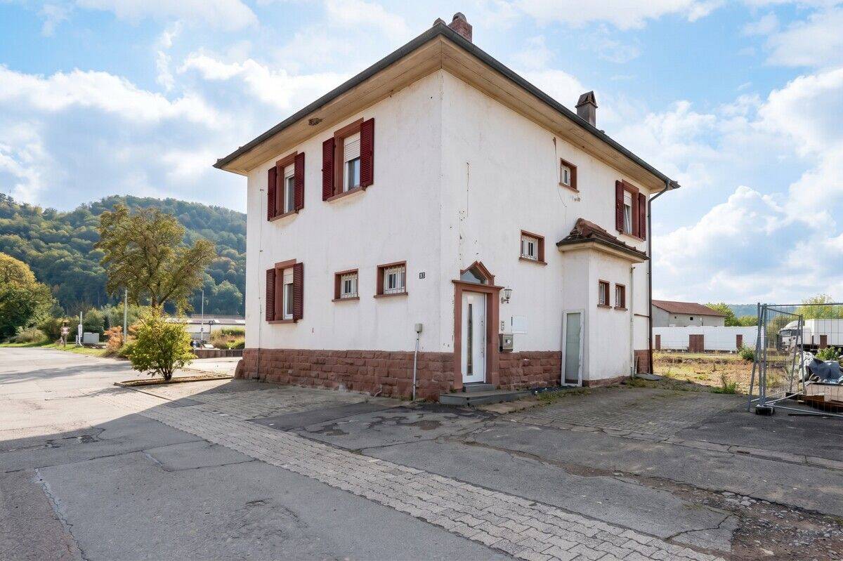 Bereit für Ihre Ideen: Einfamilienhaus am Ortsrand von Landstuhl, 66877 Ramstein-Miesenbach
