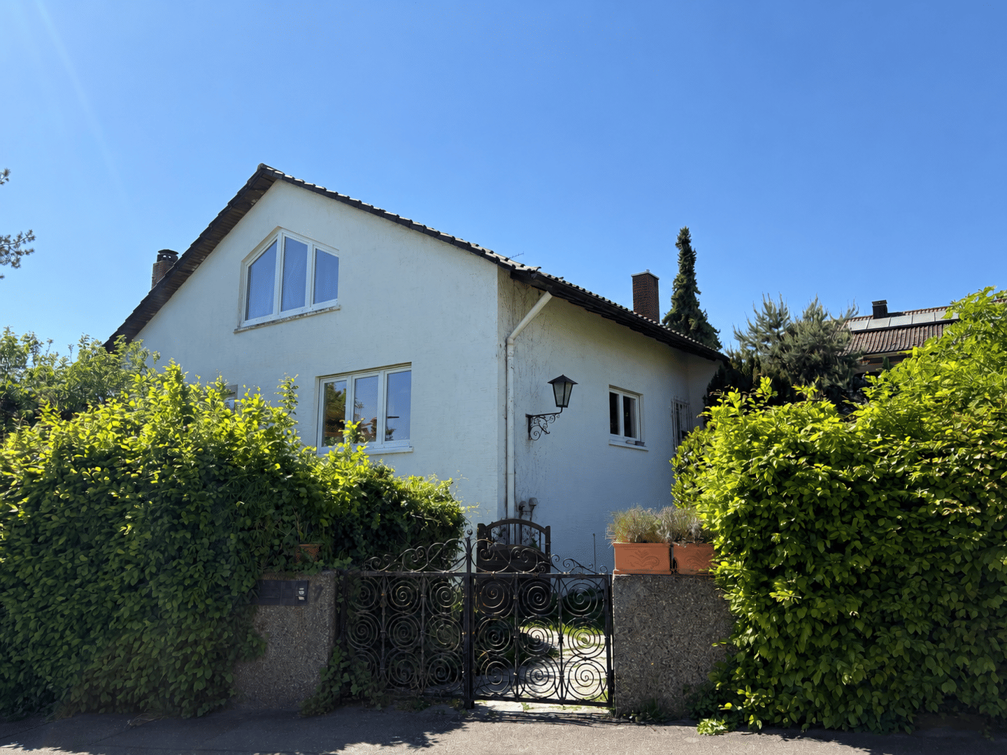 Einfamilienhaus mit ELW auf der Lindenhöhe – viel Potenzial auf einem großen Grundstück, 77654 Offenburg