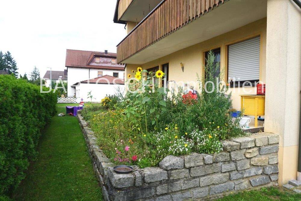 ***Großzügige Erdgeschosswohnung mit Sonnenterrasse, Gartennutzung, Garage und Carport***, 96146 Altendorf
