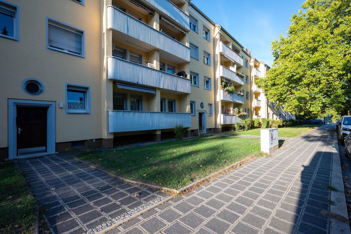 Frisch sanierte 2-Zimmer-Wohnung mit Sonnenbalkon & Tageslichtbad im Hochparterre, 90441 Nürnberg (Gibitzenhof Sandreuth Schweinau Werderau)