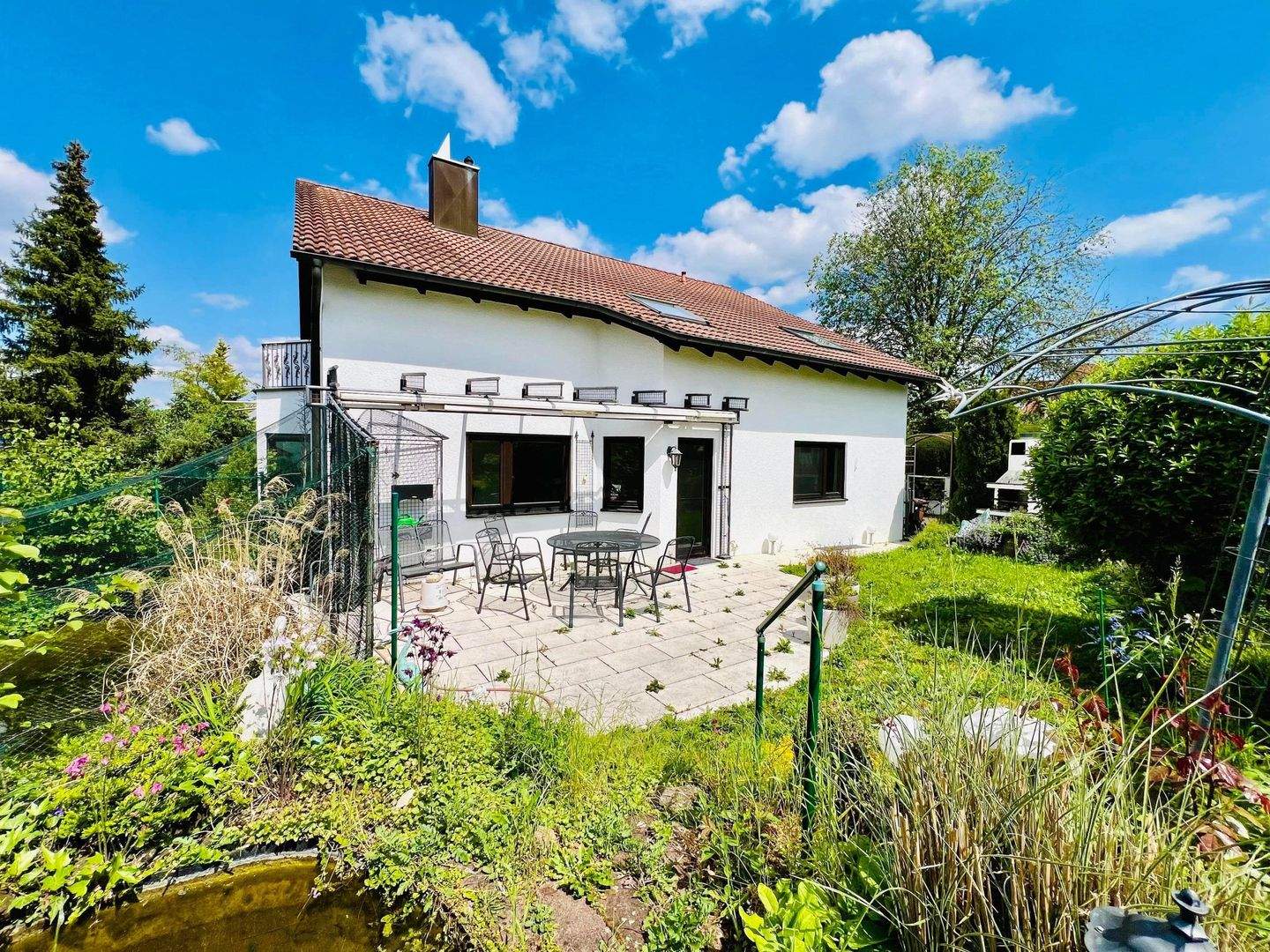 Einfamilienhaus mit ELW in toller Lage mit Gartenidyll und Doppelgarage, 71701 Schwieberdingen