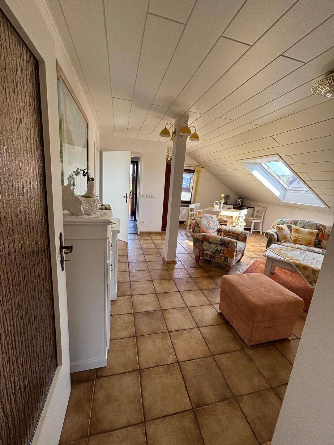 Helle 3 Zimmer Dachgeschoss Wohnung zu vermieten, 75210 Keltern
