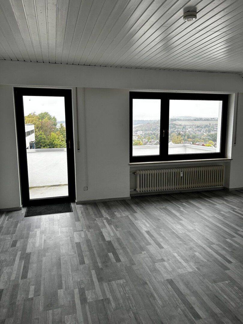 Helle 3- Zimmer Dachgeschosswohnung mit Balkon, 65232 Taunusstein