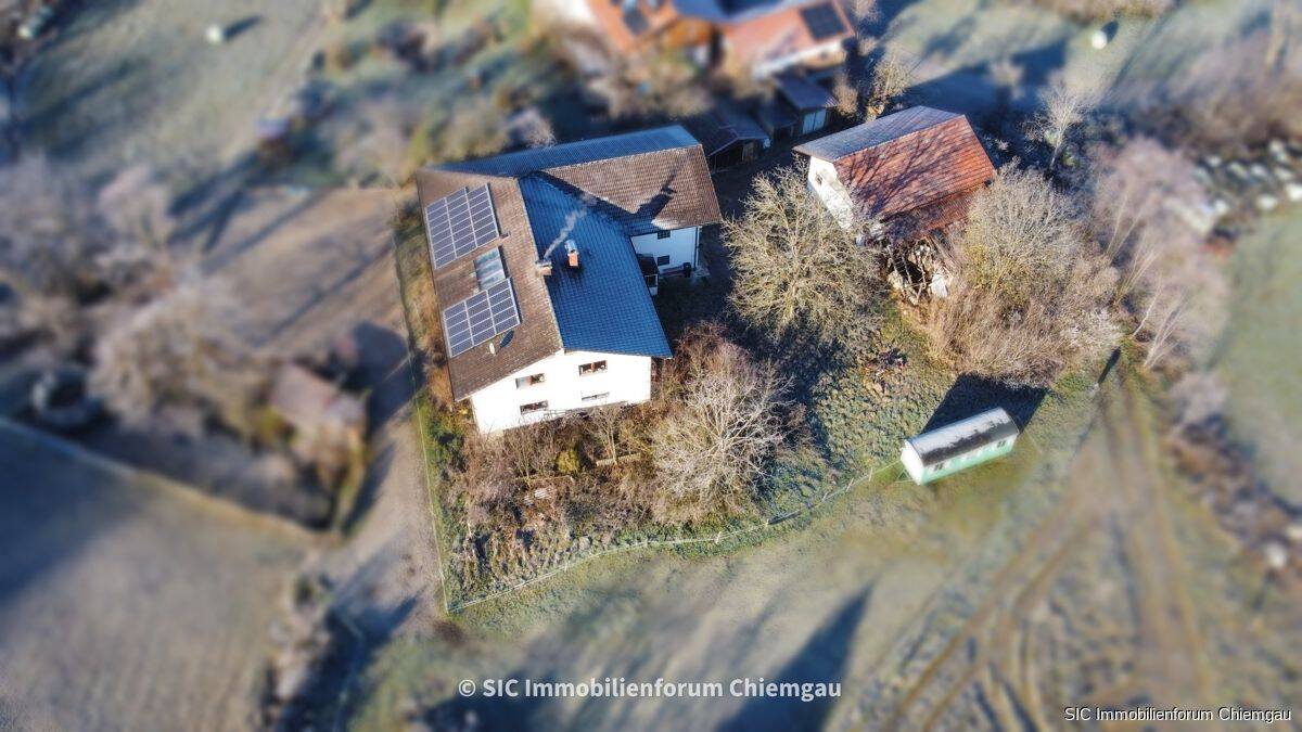 Sanierungsbedürftiges, bäuerliches Anwesen mit zwei Wohneinheiten und Nebengebäude Nähe Surberg, 83362 Surberg