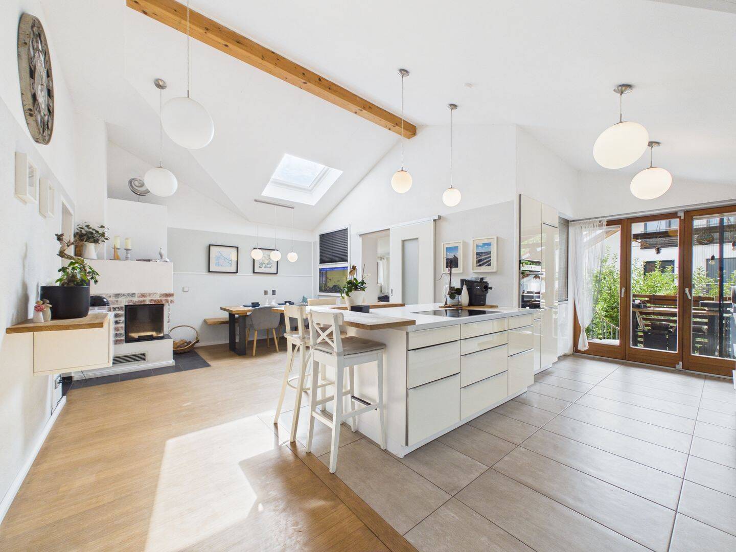 Ein Zuhause, das begeistert – Modernisierte Dachgeschosswohnung mit Garten & privatem Pool, 85567 Grafing b. München