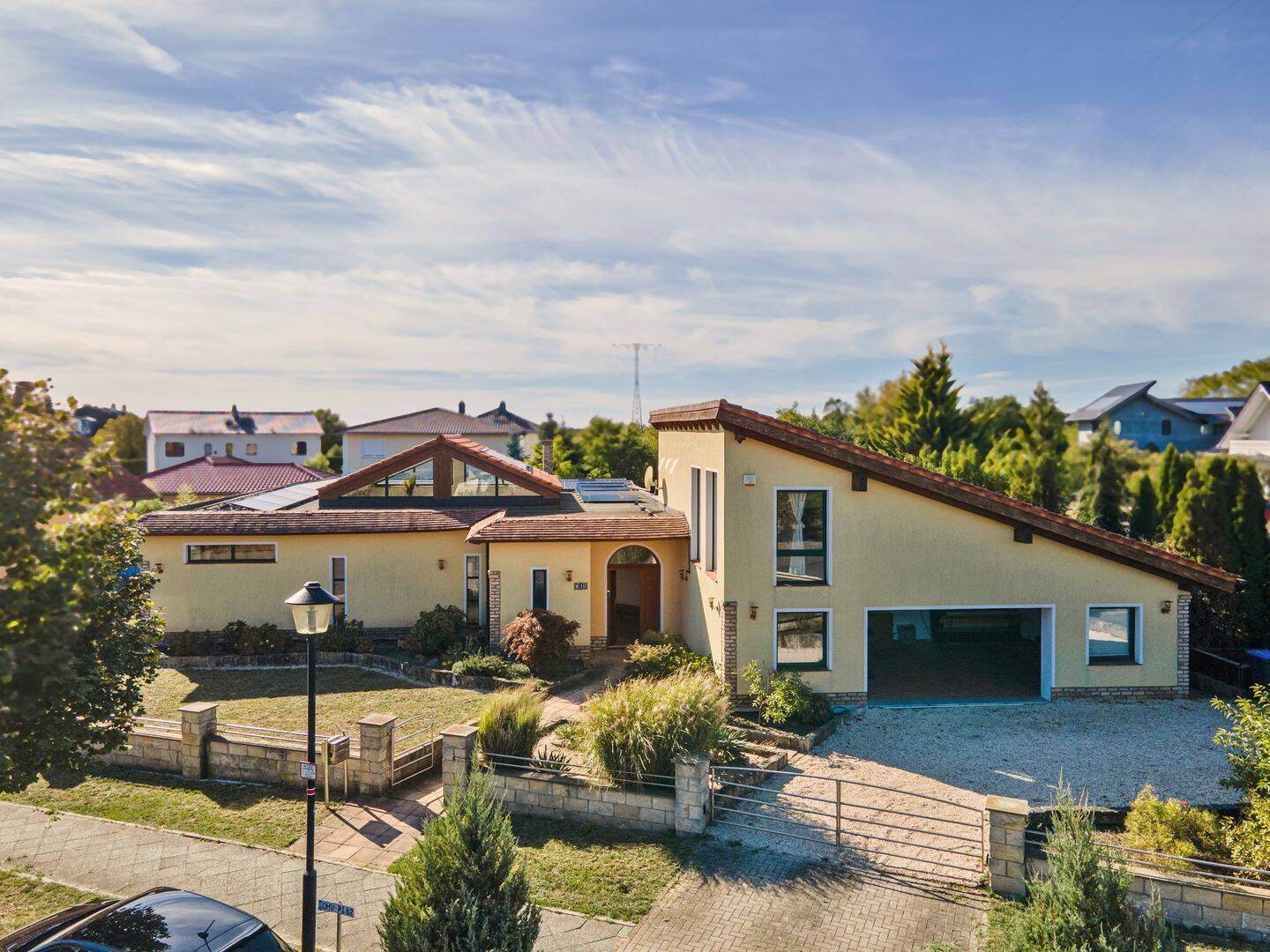 Individuelles Architektenhaus mit mediterranem Charakter, separater Büroeinheit und Schwimmteich, 16540 Hohen Neuendorf