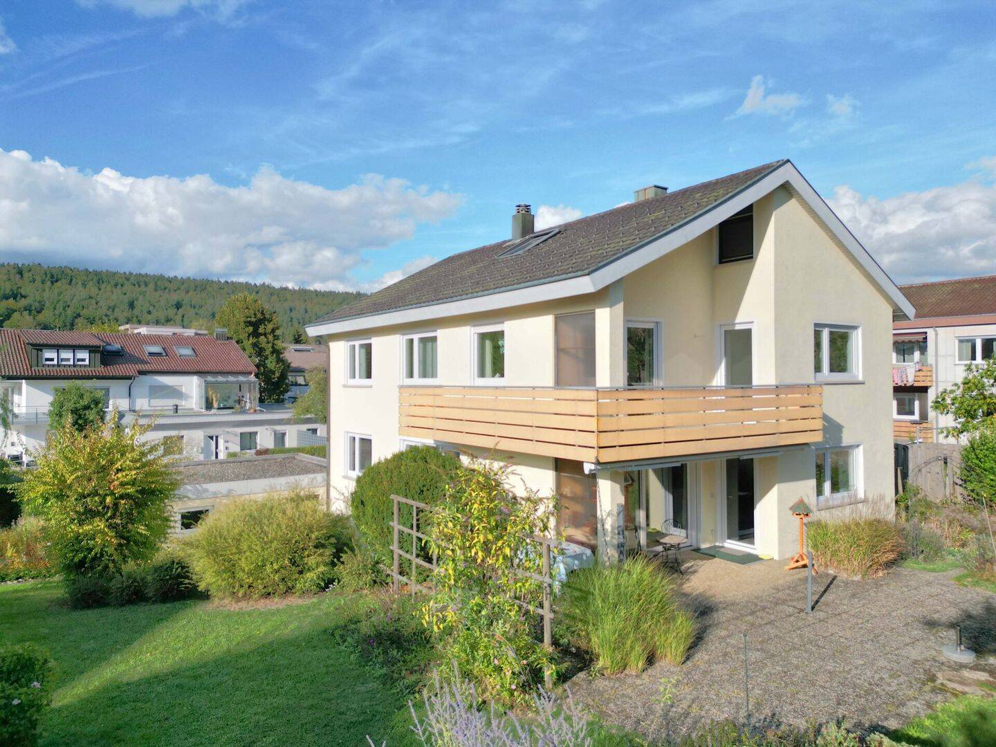 Familienglück trifft Gartenliebe. Viel Platz in 8 Zimmern auf 192 m². Herrlicher Garten. 2 Garagen., 78532 Tuttlingen