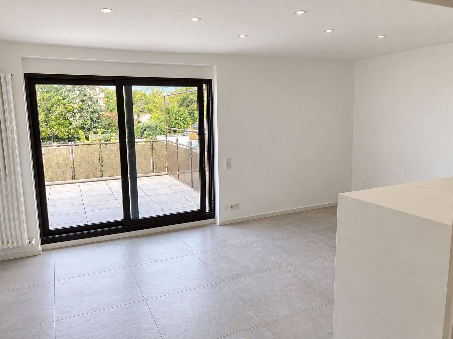 Helle 3-Zimmer-Maisonette-Wohnung mit großem Sonnenbalkon, 2 Bädern und Einbauküche, 63071 Offenbach am Main (Offenbach am Main Tempelsee)