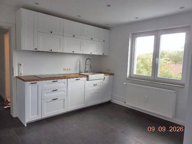 Sehr ruhig gelegene, helle Zwei-Zimmerwohnung mit großem Balkon in Niddatal, 61194 Niddatal