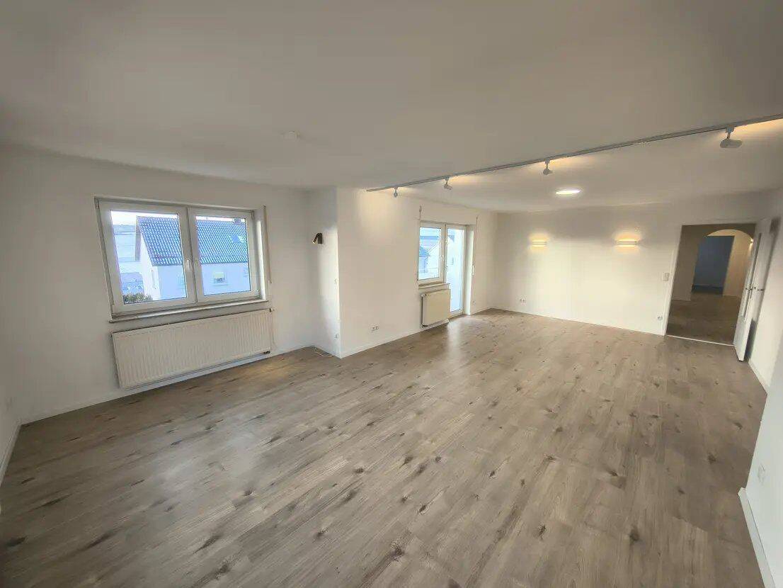 Großzügige 5-Zimmer Wohnung mit Balkon und EBK in Neresheim, 73450 Neresheim