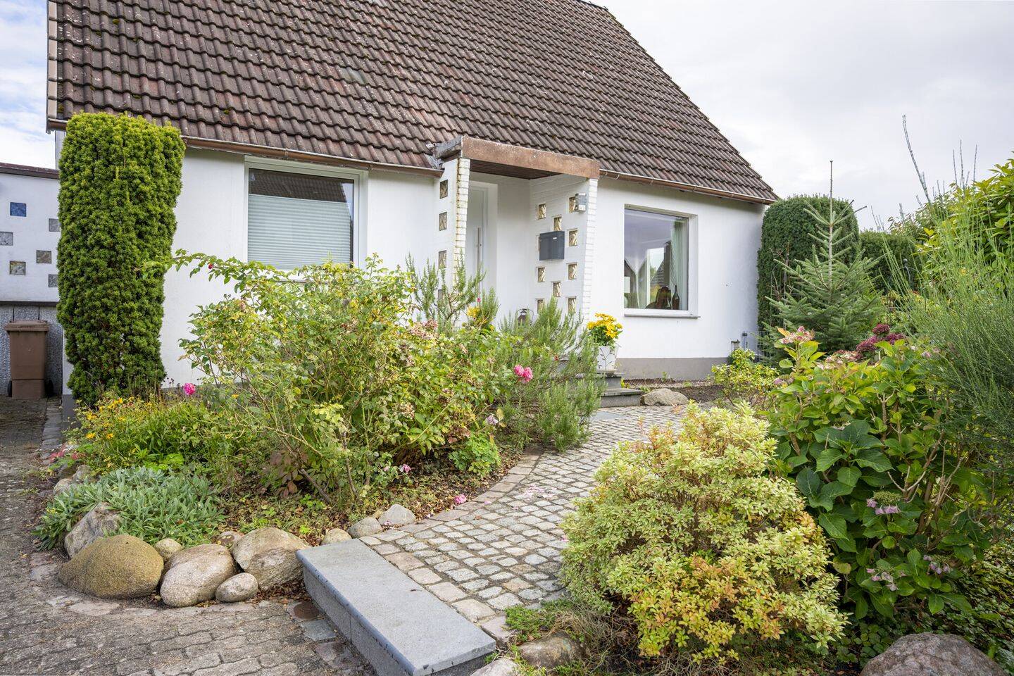 Einfamilienhaus mit Nebengebäude, Garage, Carport, Garten und Südterrasse in Pinneberg, 25421 Pinneberg