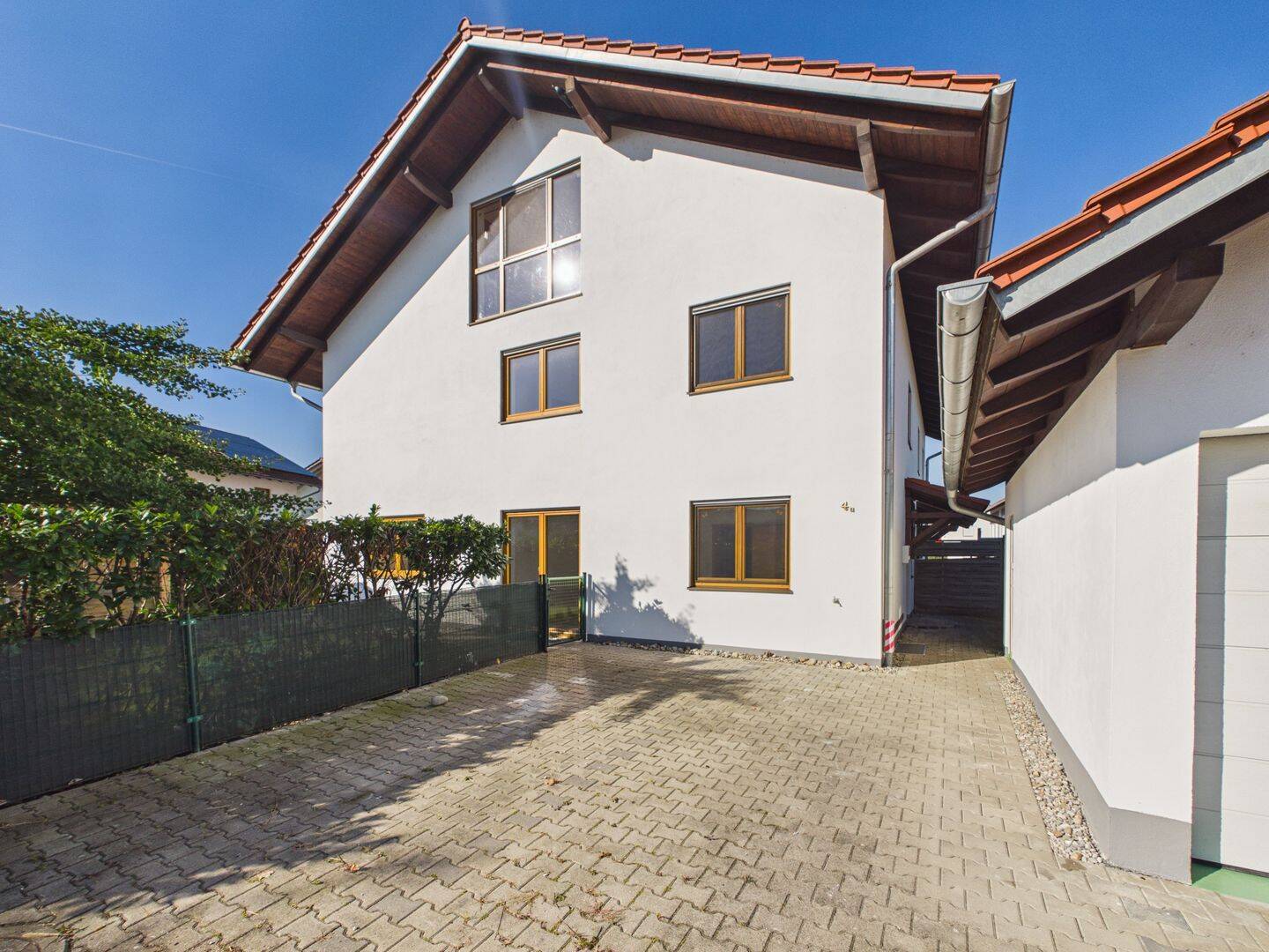 Viel Platz für die Familie – Großzügige Doppelhaushälfte mit Garten, Terrasse & Garage in Tacherting, 83342 Tacherting