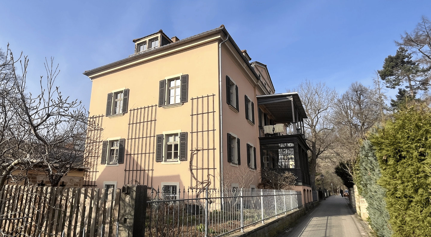 Sanierte Dachgeschosswohnung in DD-Pillnitz, 3 Zimmer, spektakulärer Blick in die Weinberge !!!, 1326 Dresden