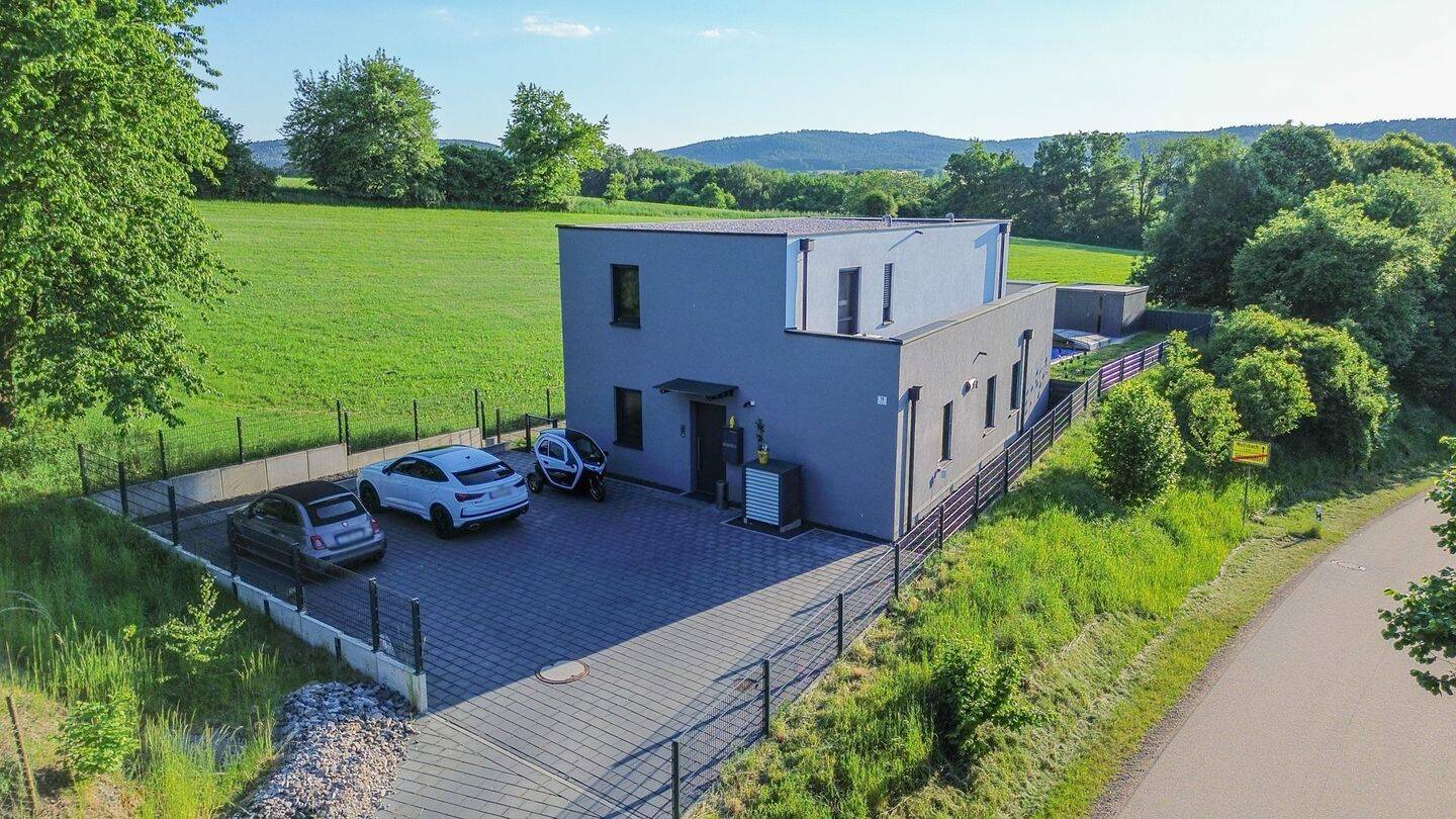 Neuwertiges Einfamilienhaus mit beheiztem Pool und eigener Büroetage in Gösselsdorf, 92546 Schmidgaden