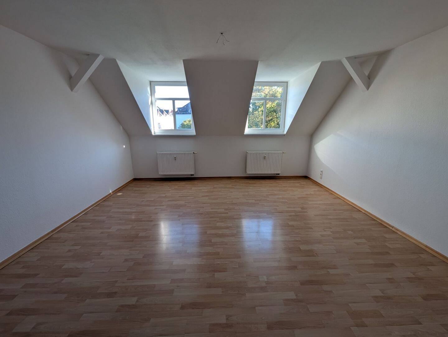 Helle DG-Wohnung mit EBK – modernisiert und attraktiv geschnitten, 9119 Chemnitz (Helbersdorf Kapellenberg Kappel Zentrum)