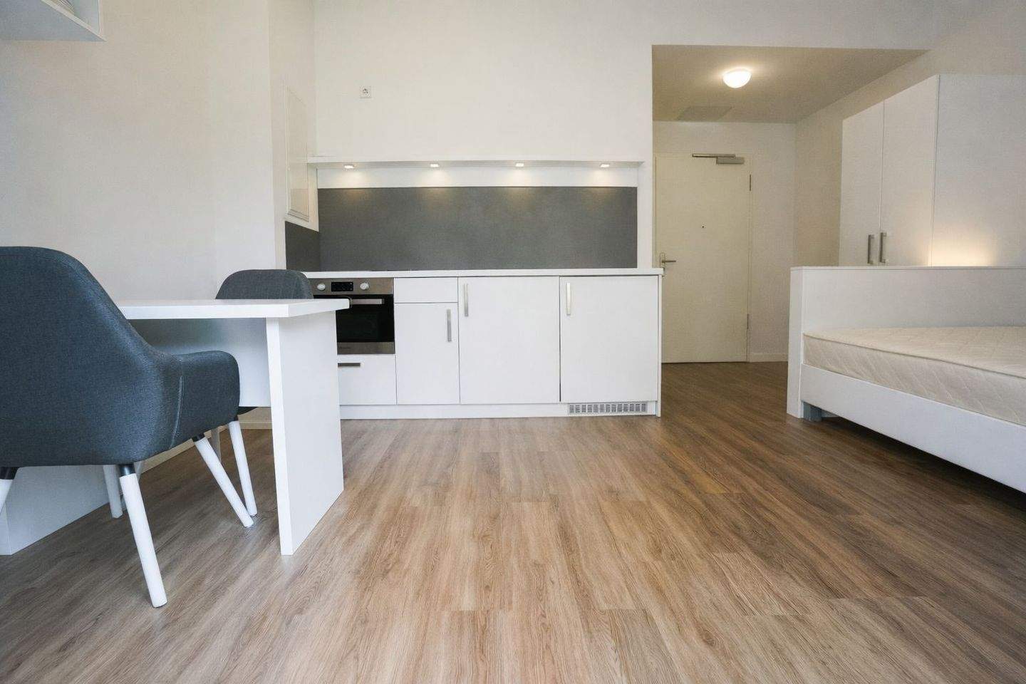 All Inclusive Mitten in Stuttgart: Möblierte Wohnung mit Gartenanlage und Tiefgaragenstellplatz, 70191 Stuttgart (Bad Cannstatt Nord)
