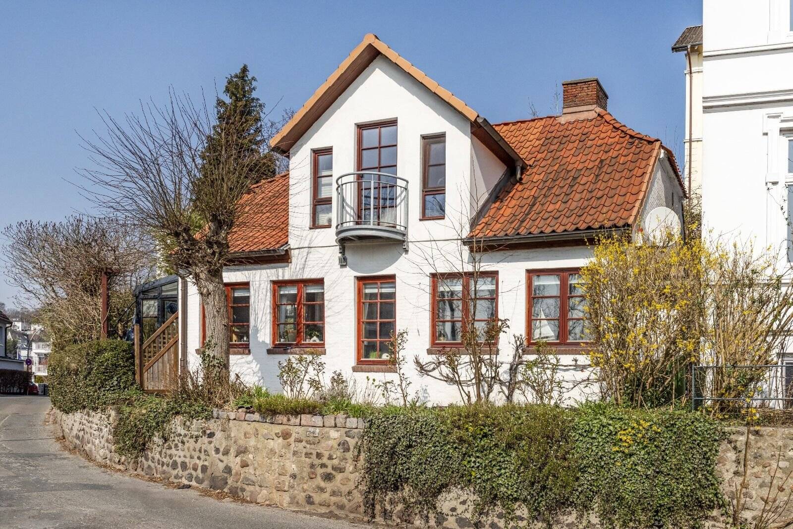 Einmalige Lage – Einmaliger Charme – Herrlicher Garten – Renoviertes Kapitänshaus von 1722 im Treppenviertel !, 22587 Hamburg (Altona)