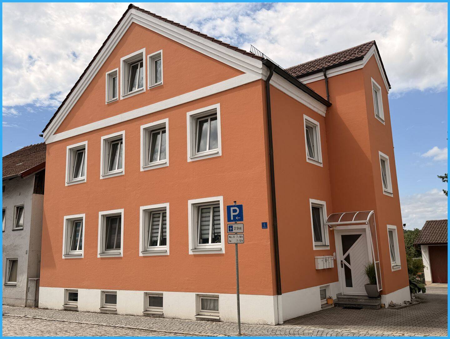 großzügige 2-Zimmer-Dachgeschoss-Wohnung in zentraler Lage – auf Wunsch mit Garten samt Gartenhaus, 94424 Arnstorf