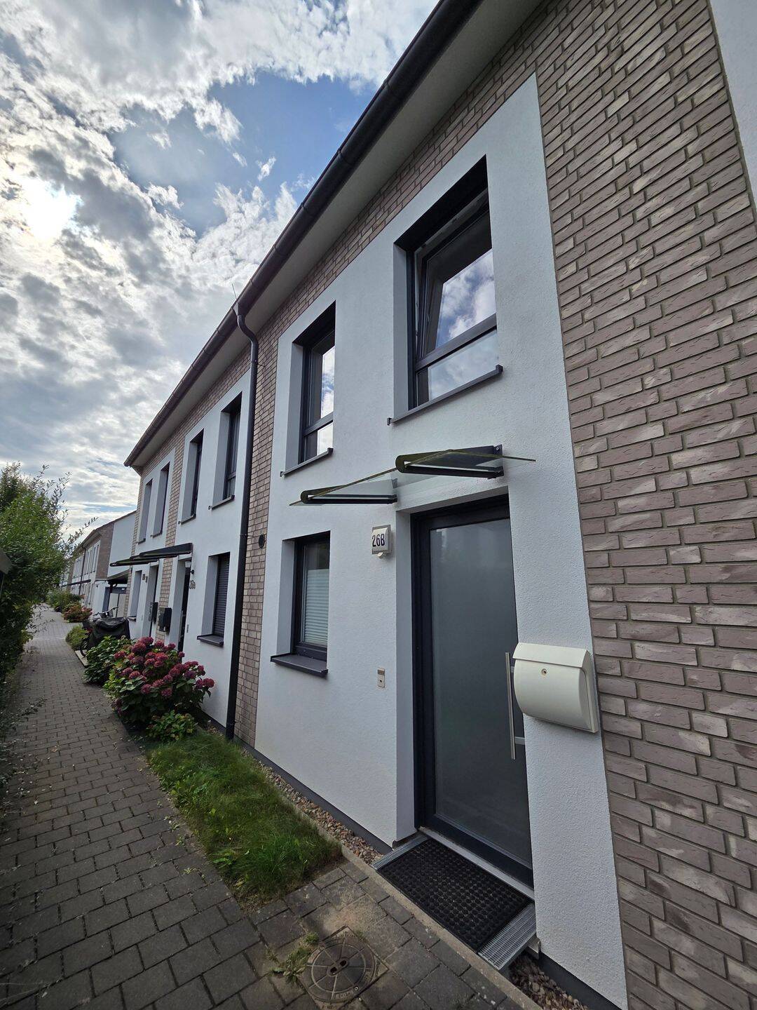 Reihenhaus mit 5 Zimmern und viel Platz in Wedel, neuwertig, mit kleinem Garten, 22880 Wedel