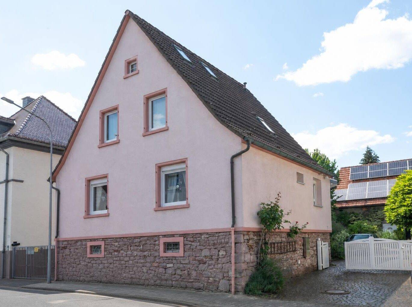 Historischer Charme trifft modernes Wohnen – Einfamilienhaus mit Einliegerwohnung & Scheune, 63322 Rödermark