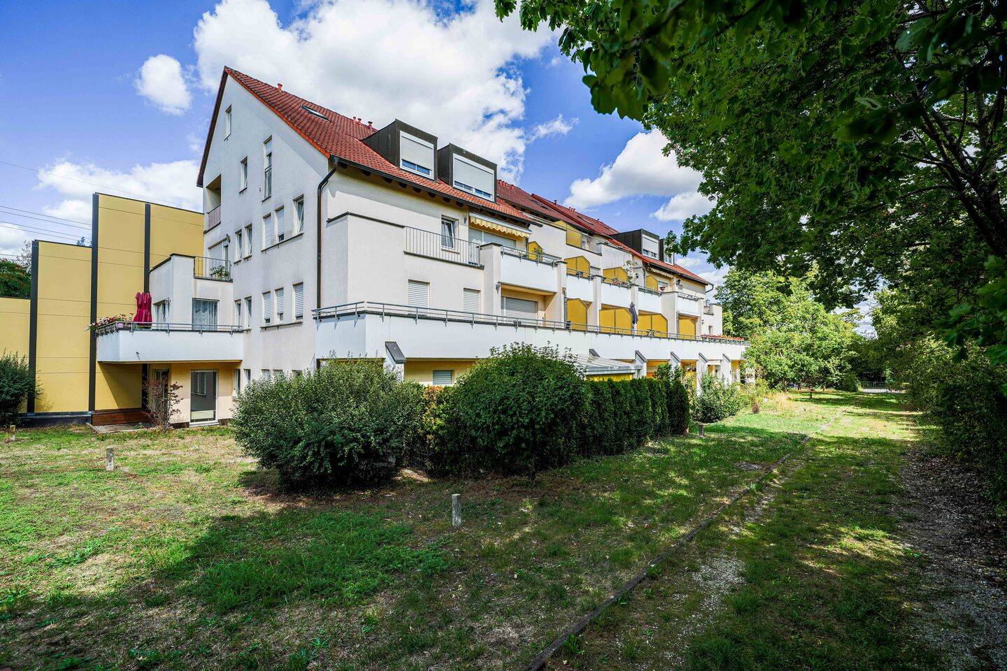 Leerstehende 2-Zimmer-EG-Wohnung mit Terrasse, Einbauküche und Duplex-Stellplatz – gut angebunden, 90449 Nürnberg (Gebersdorf Neuröthenbach Röthenbach bei Schweinau)